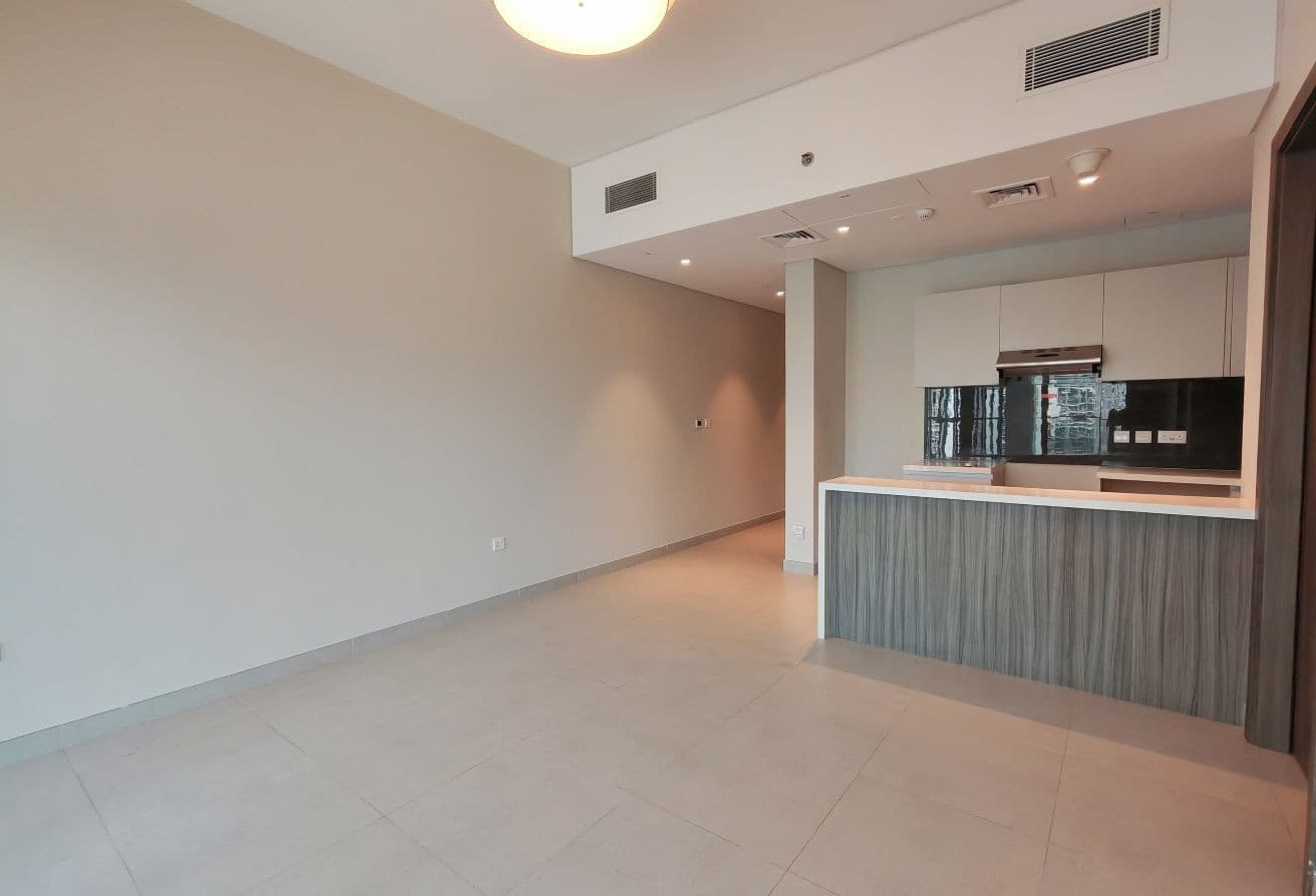 UN-FURNISHED | SPACIOUS | 4 CHEQUE | HIGH FLOOR