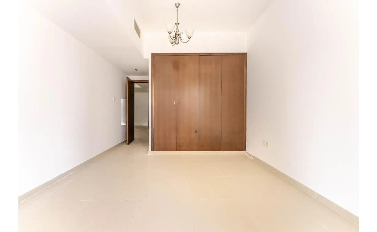 Vacant | Unfurnished | Near Metro | Mid Floor 4