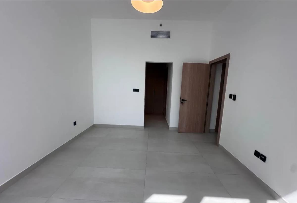 BRAND NEW | SPACIOUS | READY TO MOVE 4