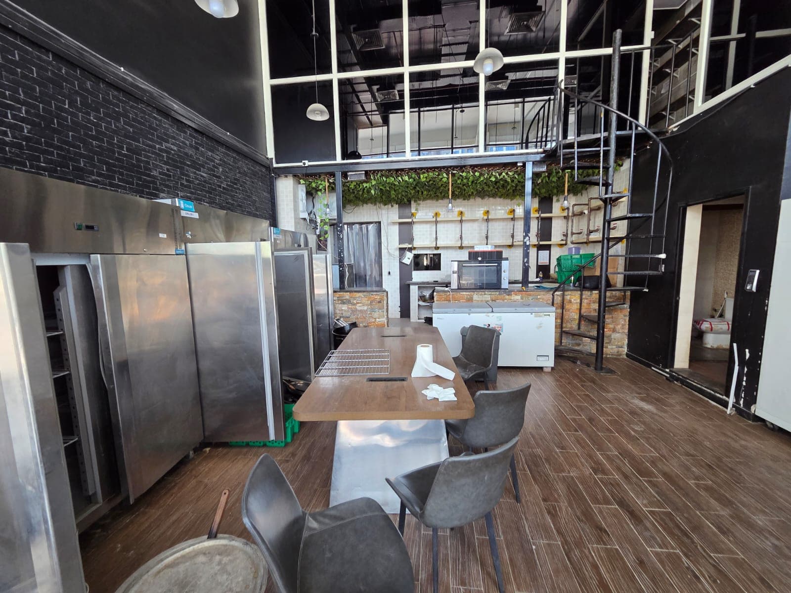 SHOP | VACANT | WITH READY KITCHEN